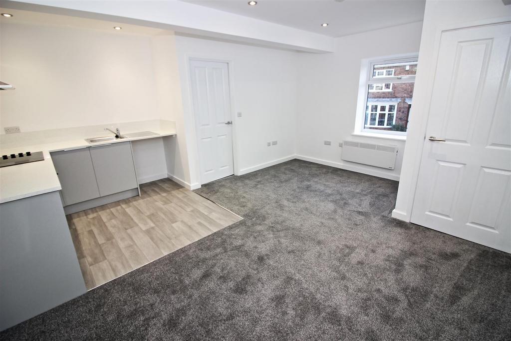 Apt 3 72 Brookhill Street - Lng.JPG