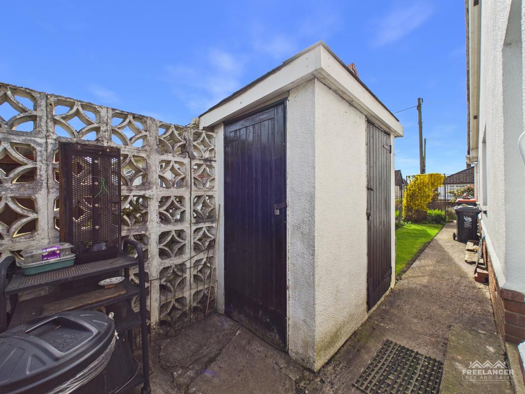 Garden outhouse