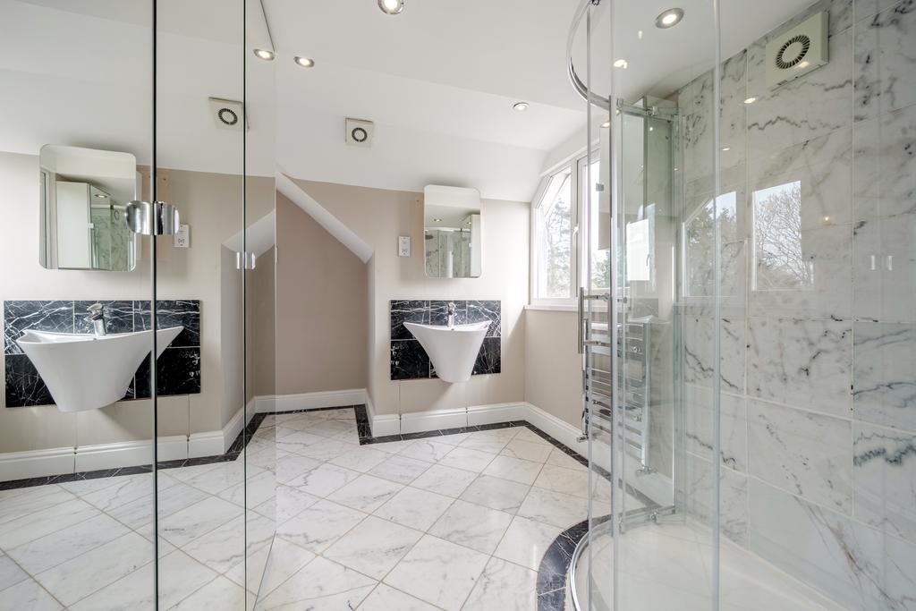 Master en-suite 1