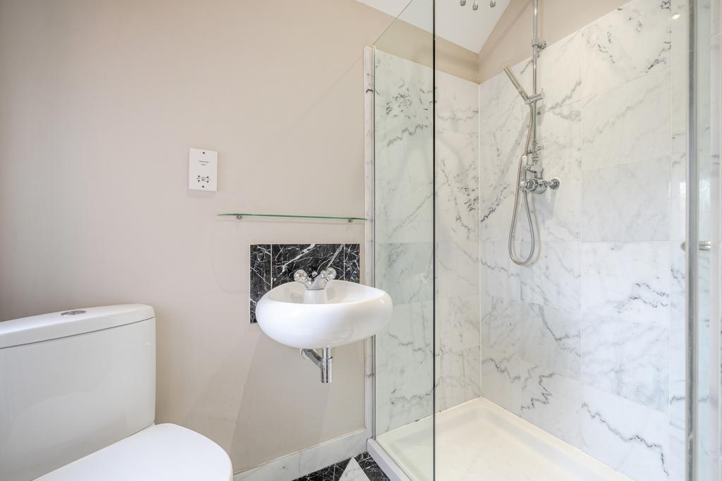Bedroom 5 en-suite