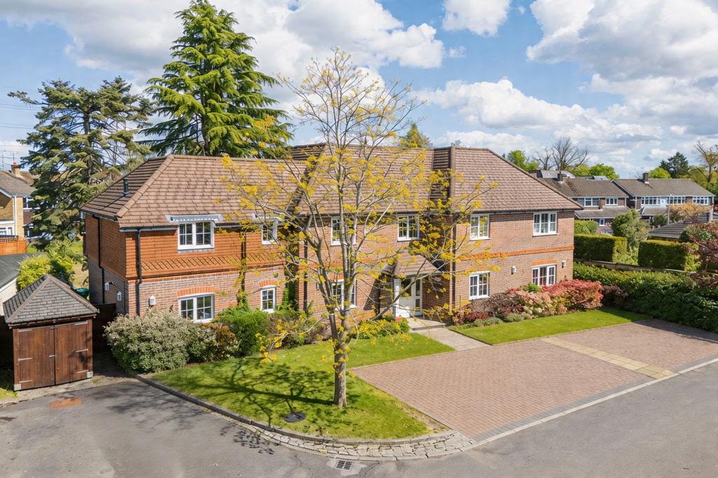 Godwin Close, Wokingham, RG41 2 bed apartment to rent - £1,600 pcm (£ ...
