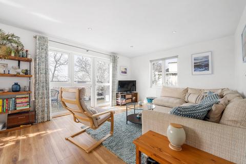 3 bedroom flat for sale, Limerick Close, London SW12