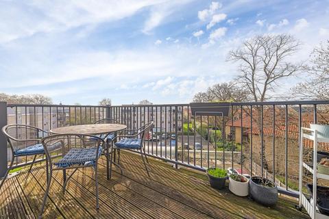 3 bedroom flat for sale, Limerick Close, London SW12