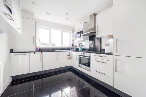 3 bedroom flat for sale, Limerick Close, London SW12