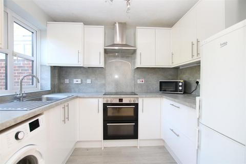 3 bedroom terraced house to rent, Wordsworth Place, Horsham