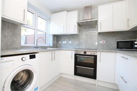 3 bedroom terraced house to rent, Wordsworth Place, Horsham
