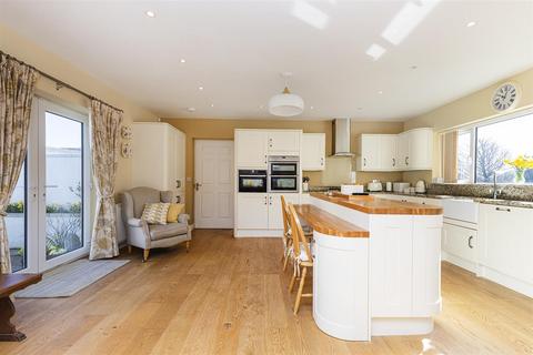 3 bedroom detached bungalow for sale, Gernhill Avenue, Huddersfield HD2
