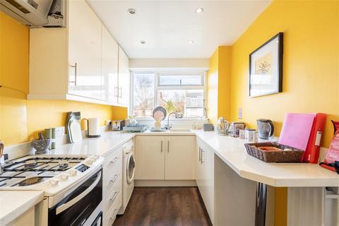 2 bedroom flat to rent, Park View Court, Whitley Bay