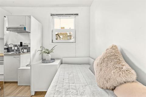 Studio to rent, Cheniston Gardens, London W8