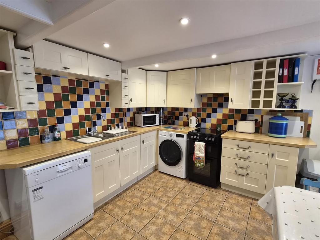 Kitchen 3.jpg