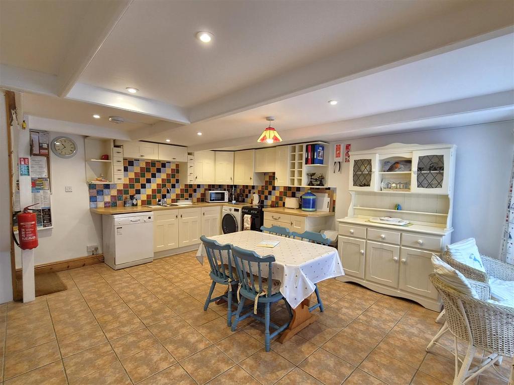 Kitchen 2.jpg