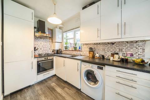 2 bedroom flat to rent, Gleneagle Road, London SW16