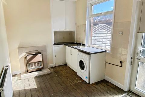 3 bedroom terraced house for sale, Farfield Avenue, Carlinghow, Batley, WF17