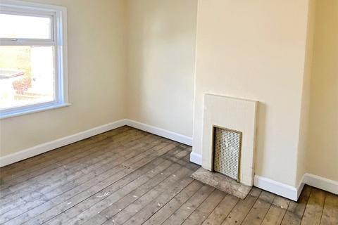 3 bedroom terraced house for sale, Farfield Avenue, Carlinghow, Batley, WF17