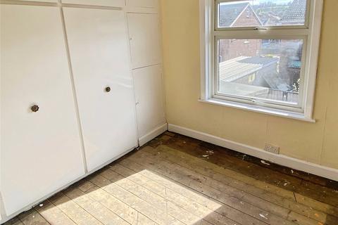 3 bedroom terraced house for sale, Farfield Avenue, Carlinghow, Batley, WF17