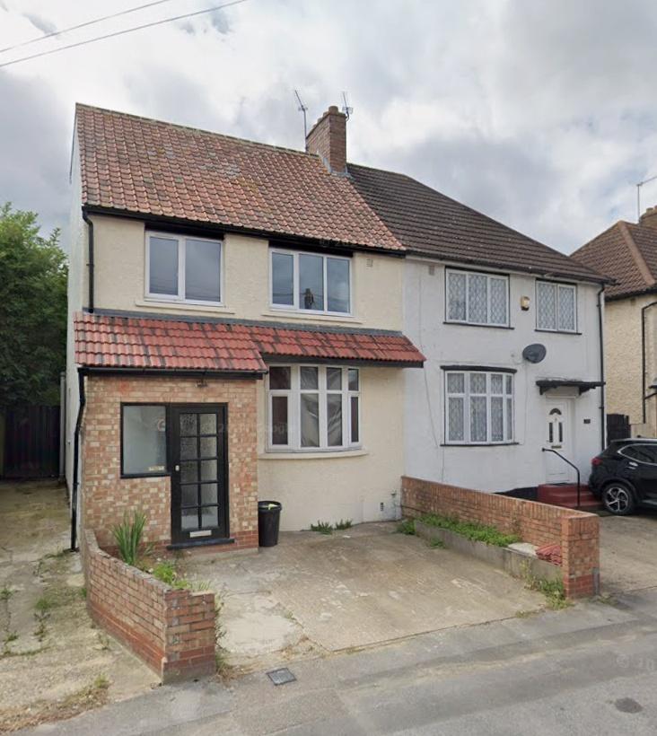 Semi‑detached house with driveway and bay windo...