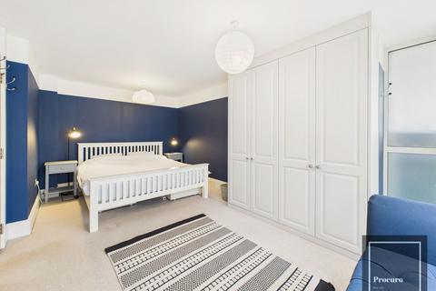 2 bedroom flat to rent, Oak Square, London SW9