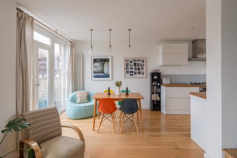 3 bedroom flat for sale, Fieldview Court II, London N5