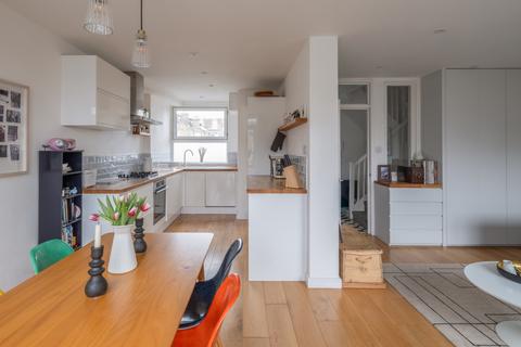 3 bedroom flat for sale, Fieldview Court II, London N5