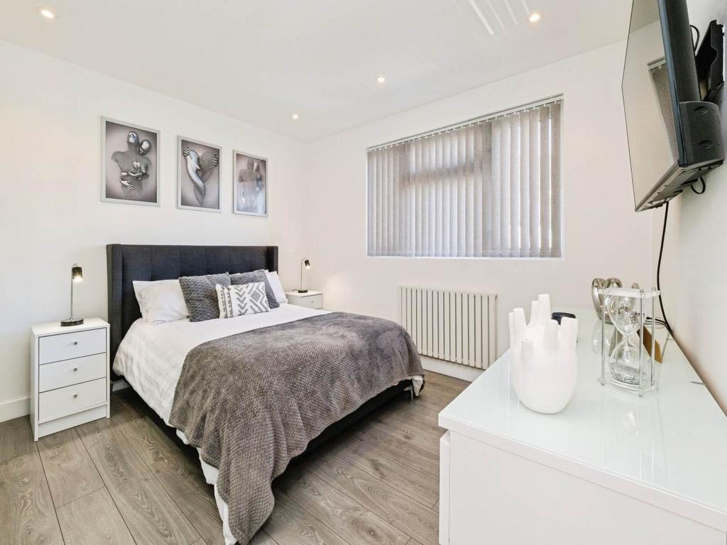 Bedroom 1 (2)