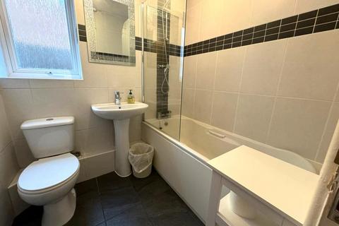 2 bedroom semi-detached bungalow to rent, 31 Ffordd Beck, Gowerton, Swansea