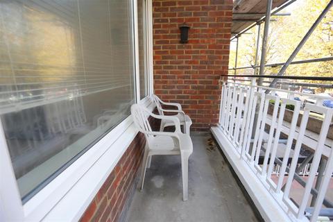 2 bedroom flat to rent, Palmeira Avenue, Hove