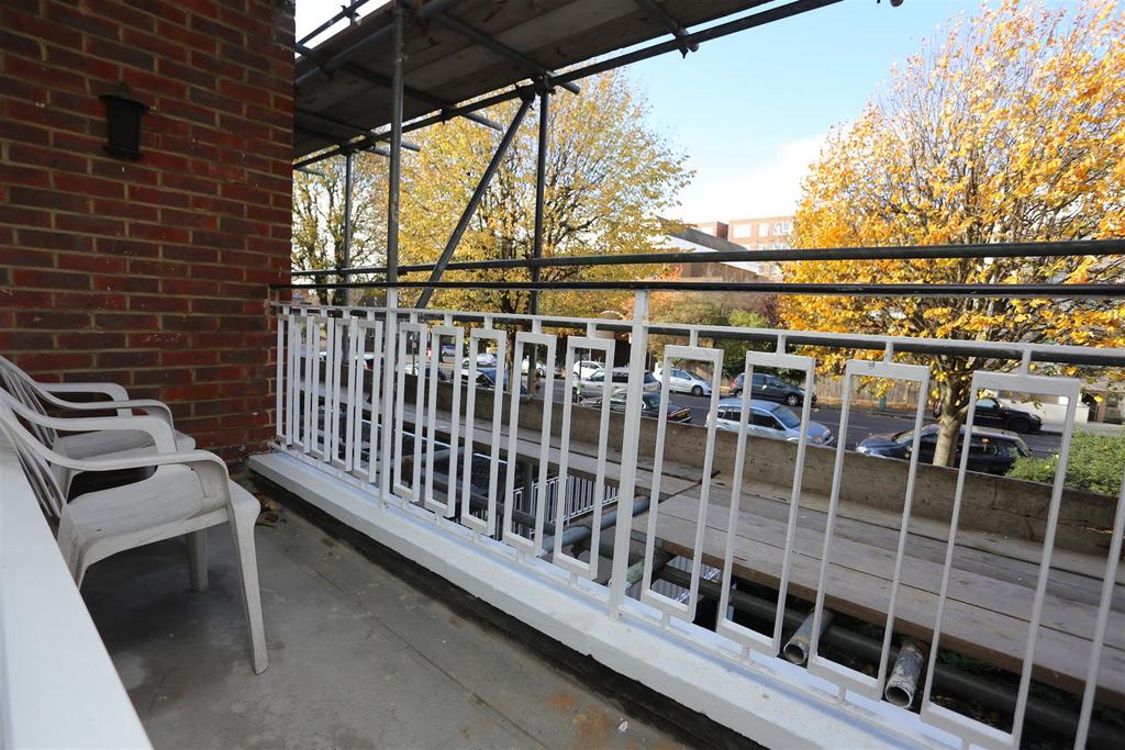 22 Glynde Hse balc.JPG