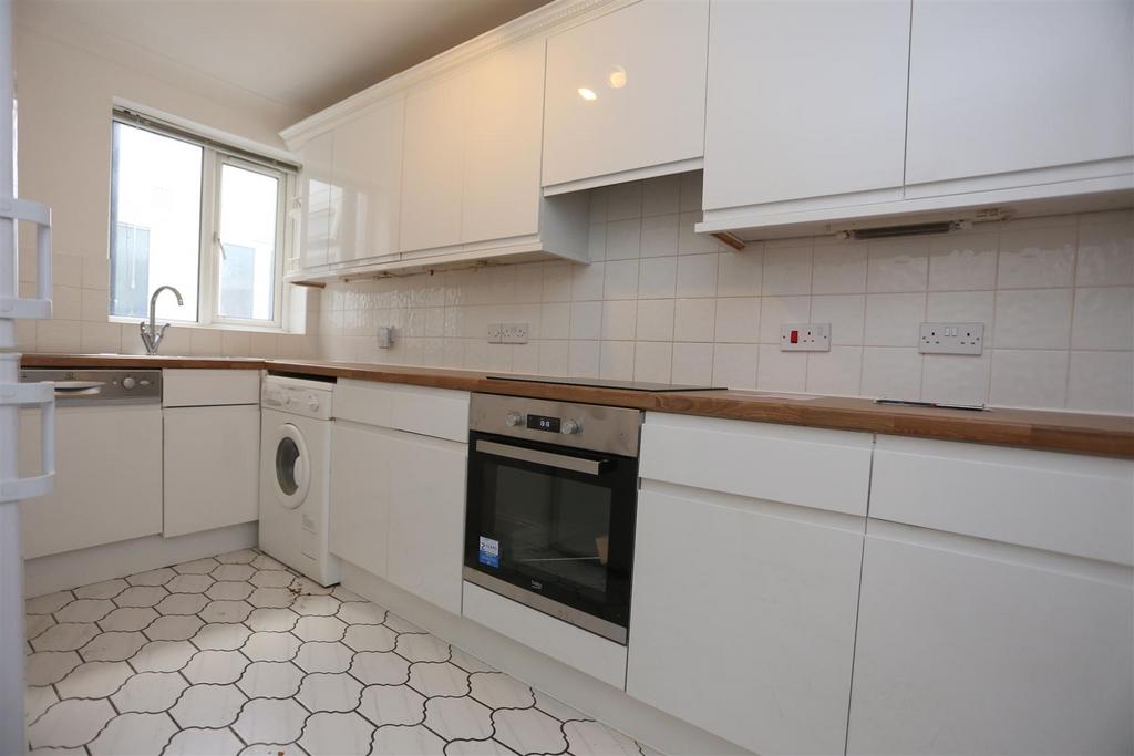 22 Glynde Hse kitch.JPG