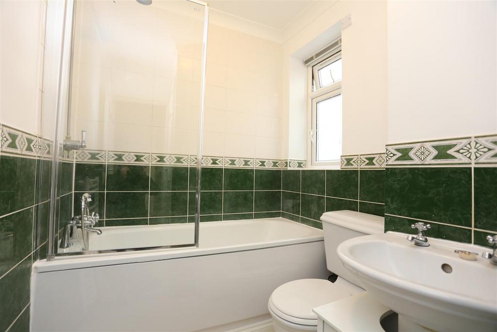 22 Glynde Hse bath.JPG