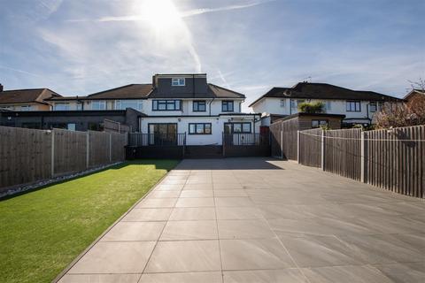 undefined, Lakenheath, London N14