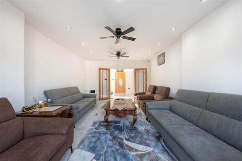 undefined, Lakenheath, London N14