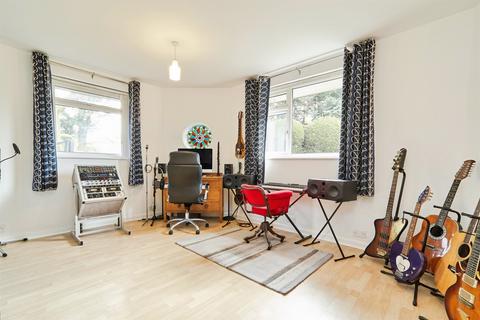 4 bedroom detached house for sale, New Street, Farsley, PUDSEY