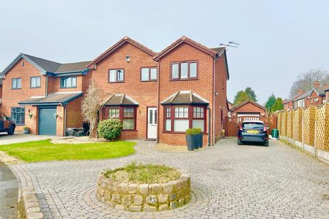 4 bedroom detached house for sale, Holdenbrook Close, Leigh