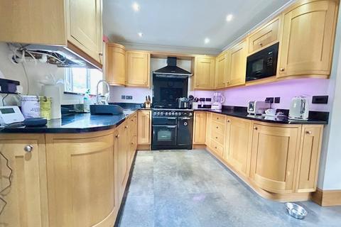 4 bedroom detached house for sale, Holdenbrook Close, Leigh