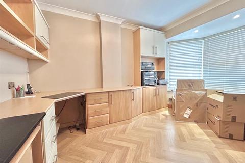4 bedroom detached house for sale, Holdenbrook Close, Leigh