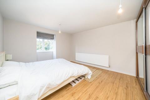 4 bedroom terraced house to rent, Kenchester Close, London SW8