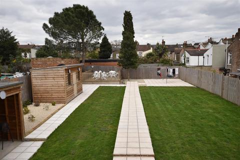 2 bedroom apartment to rent, Goldsmith Road, Leyton