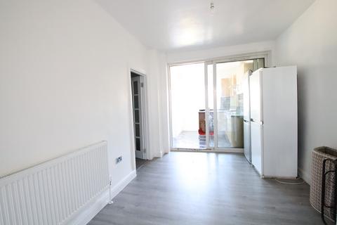 4 bedroom terraced house to rent, Beverstone Road, Thornton Heath CR7