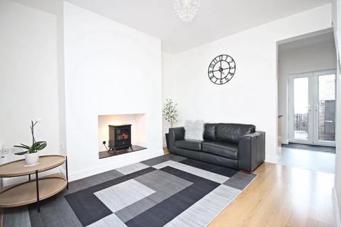 2 bedroom terraced house to rent, Cross Street, Crook
