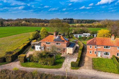 3 bedroom semi-detached house for sale, Malleson Place, East Carleton, Norwich