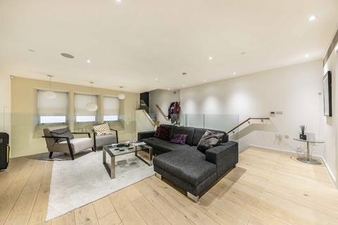 2 bedroom flat to rent, Lovat Lane, London EC3R