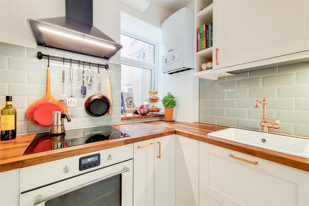 4 Kitchen-0.jpg