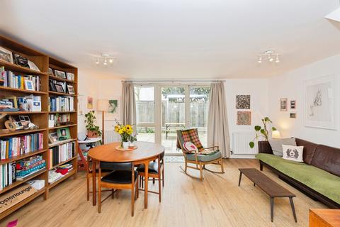 2 bedroom flat for sale, Roberts Close, Barking, IG11