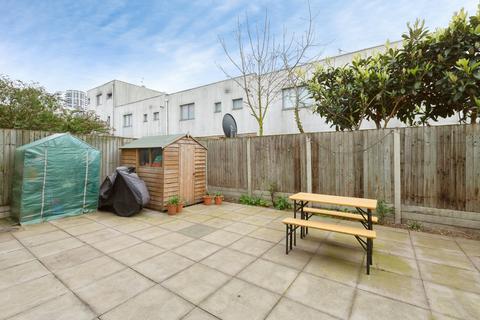 2 bedroom flat for sale, Roberts Close, Barking, IG11