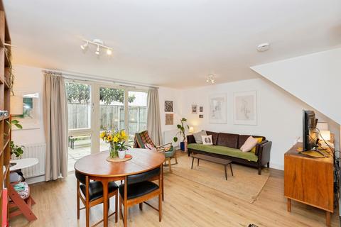 2 bedroom flat for sale, Roberts Close, Barking, IG11