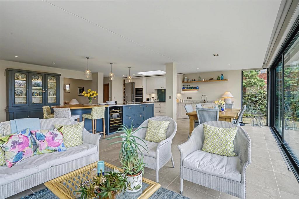 Open Plan Living/Dining Kitchen