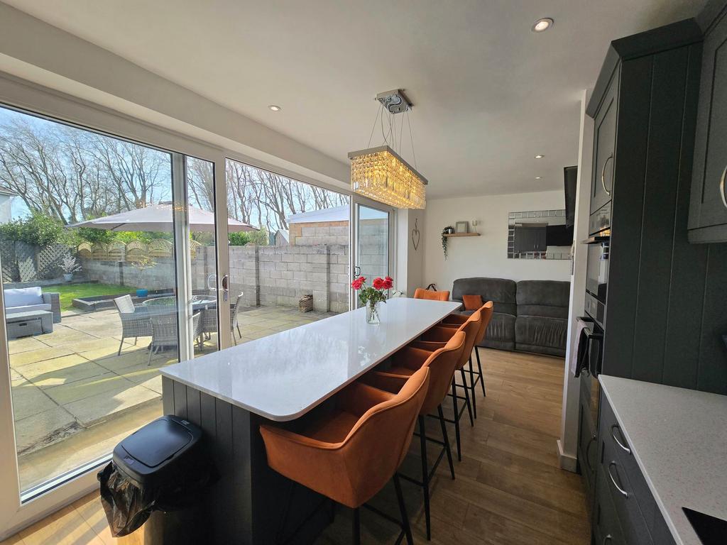 Open plan kitchen/living