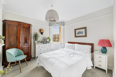 3 bedroom flat to rent, Queens Club Gardens, W14