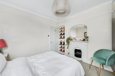 3 bedroom flat to rent, Queens Club Gardens, W14