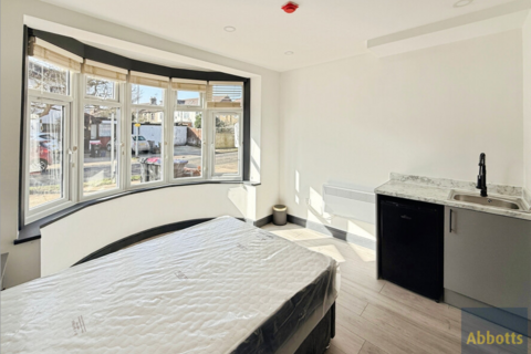 1 bedroom in a house share to rent, Glenhurst Road, SOUTHEND-ON-SEA, SS2